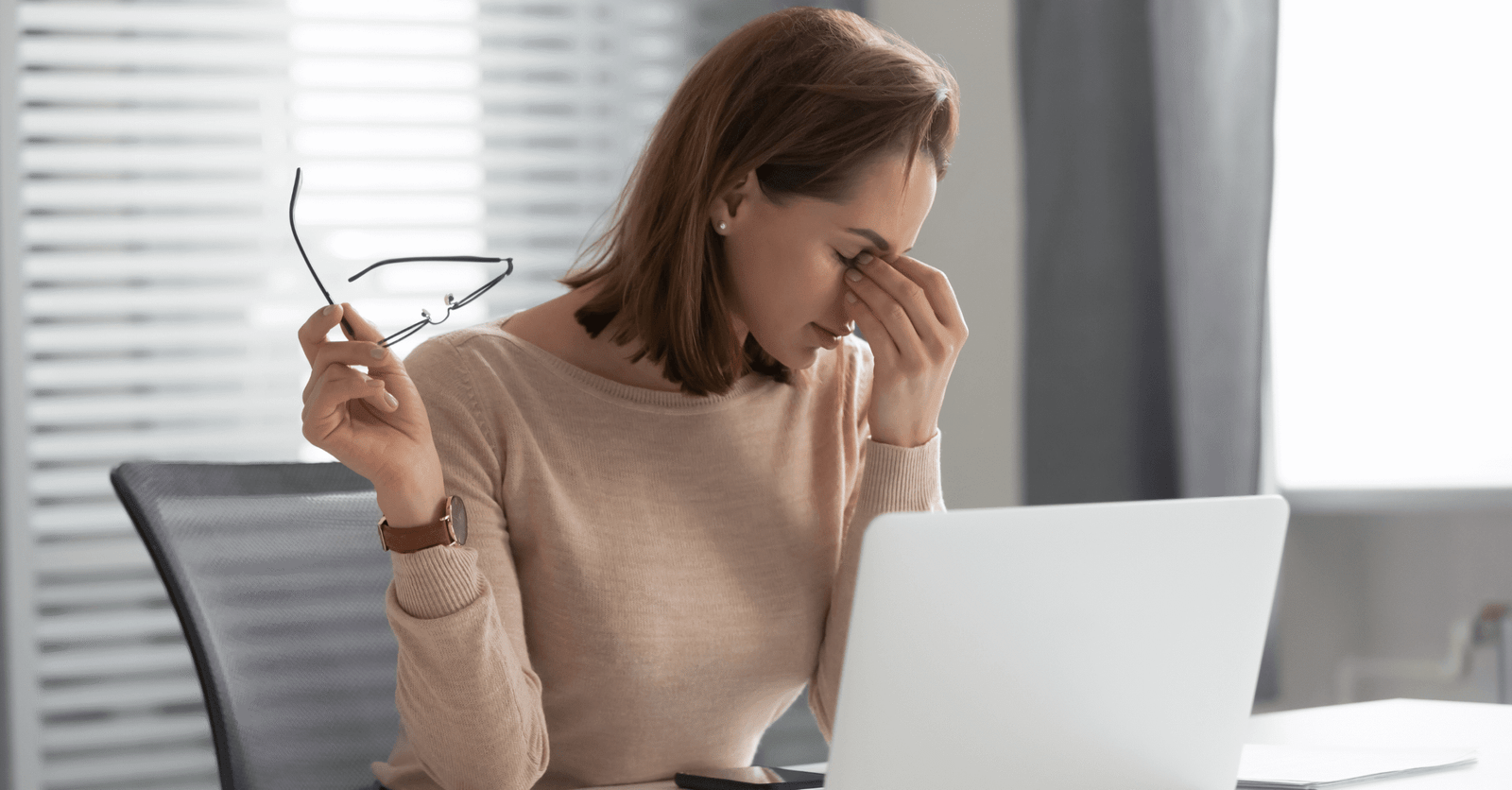 Mujer con diabetes mostrando signos de cansancio extremo, reflejando el agotamiento común en personas con niveles de glucosa descontrolados.
