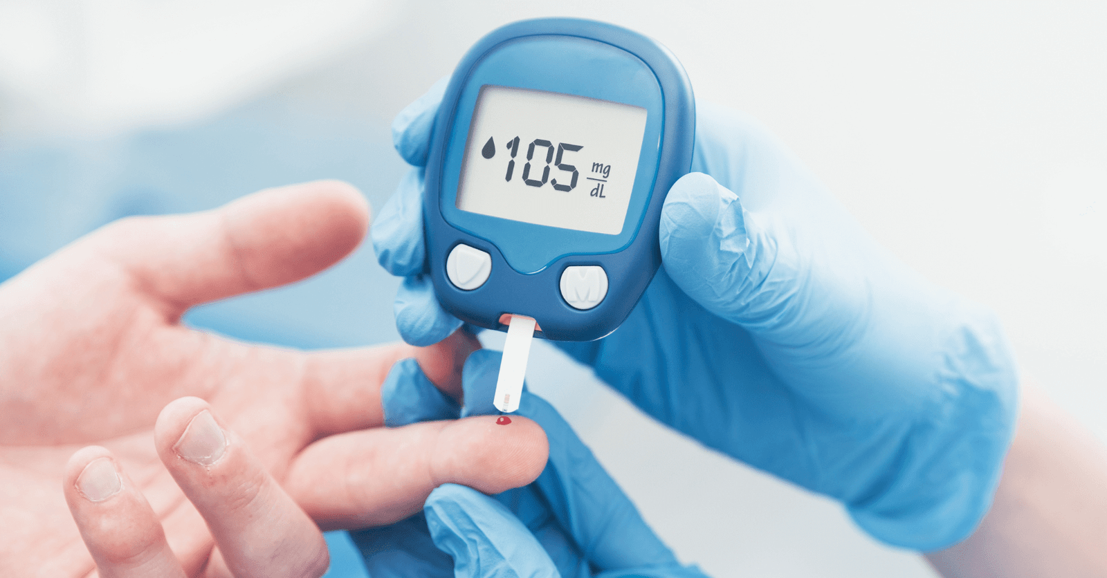 Persona con diabetes revisando el azúcar en sangre a pesar de tomar medicamentos